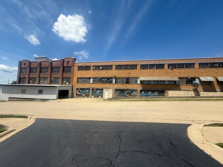 More Photos Of 301 W 3rd St, Sterling Manufacturing For Lease