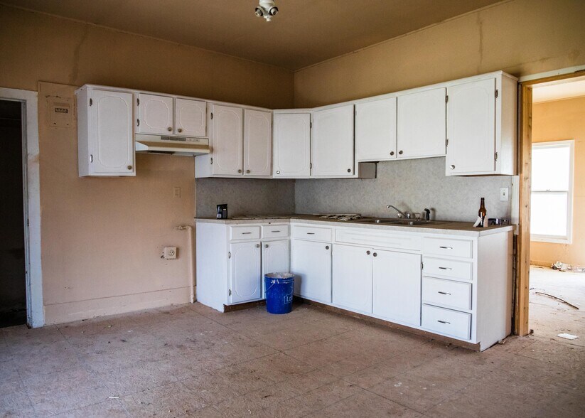 More Photos Of 804 Harrison St, Pawnee General Retail For Sale