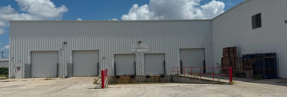 More Photos Of 204 N WW White Rd, San Antonio Distribution For Lease