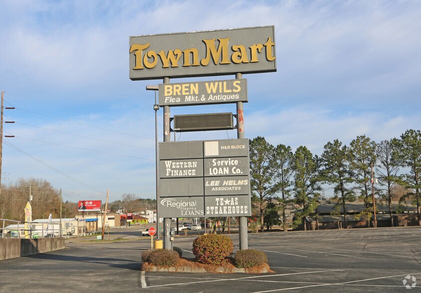 More Photos Of 200 Town Mart, Clanton General Retail For Sale