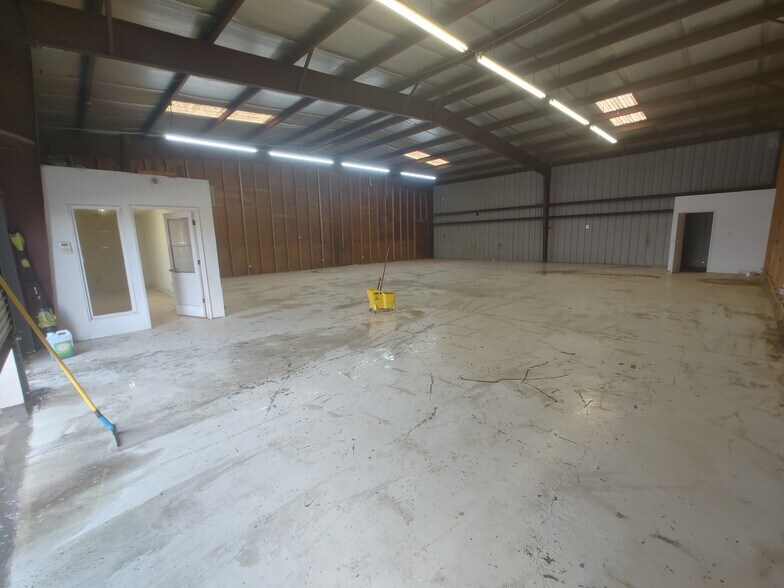 More Photos Of 13704 Armona Rd, Armona Warehouse For Lease