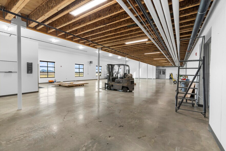 More Photos Of 3300 W Aviation Dr, Hayden Light Distribution For Lease