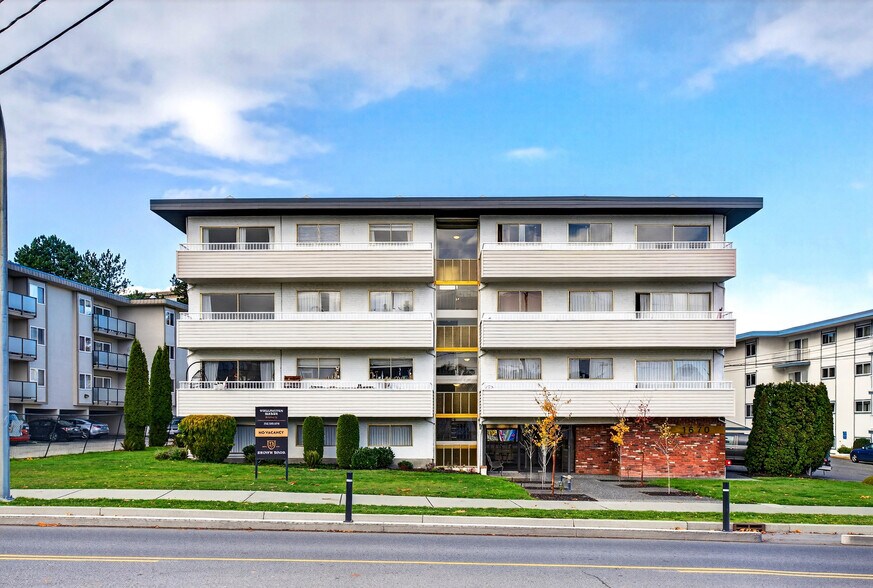 More Photos Of 1670 Fort St, Victoria Apartments For Sale