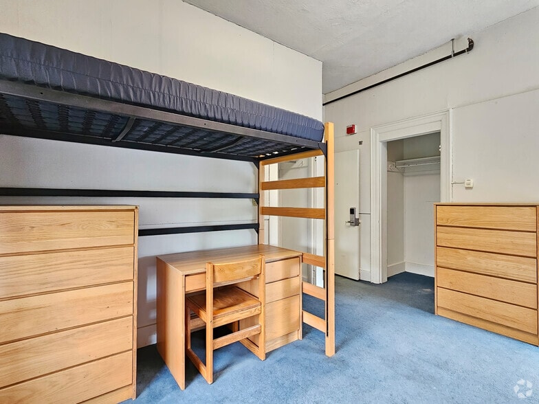 More Photos Of 368 College St, Burlington Dormitory For Sale