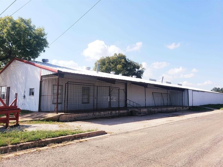 More Photos Of 1209 Bessemer Ave, Llano Light Distribution For Sale