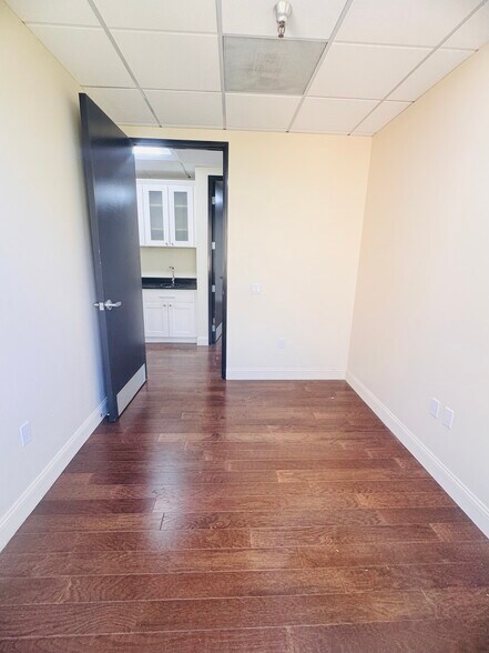 More Photos Of 21731 Ventura Blvd, Woodland Hills Medical For Lease