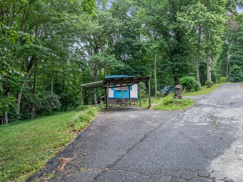 More Photos Of 40 Hemlock Hill Dr, Arden Manufactured Housing Mobile Home Park For Sale