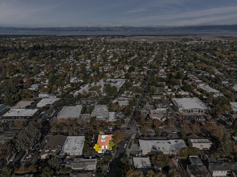 More Photos Of 2750 Middlefield Rd, Palo Alto Office For Lease