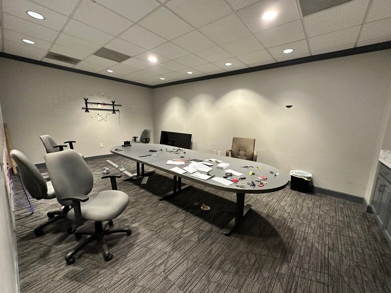 More Photos Of 269 Executive Park Dr NE, Concord Showroom For Lease