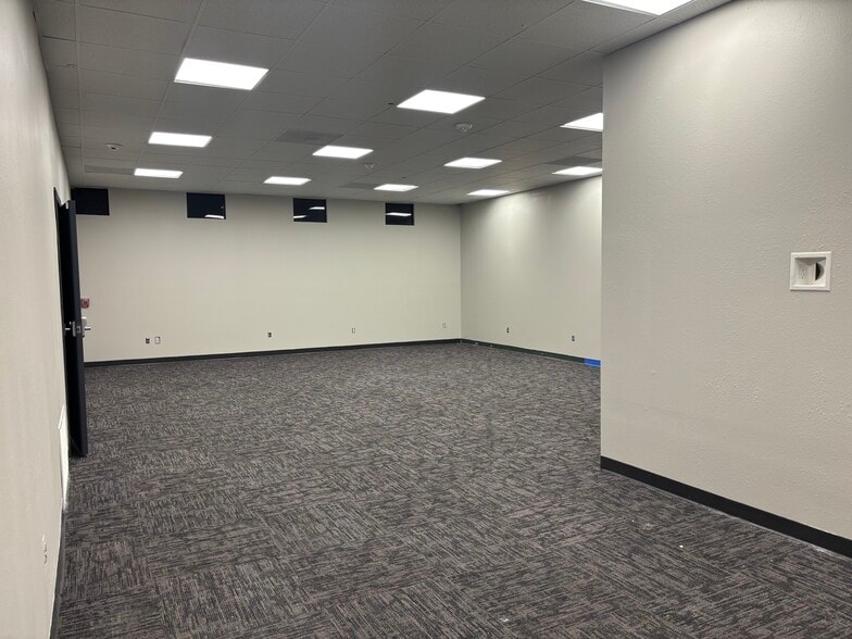 More Photos Of 8200 Windway Dr, Windcrest Medical For Lease