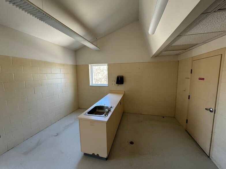 More Photos Of 10 Pethaven Ln, Augusta Veterinarian Kennel For Sale