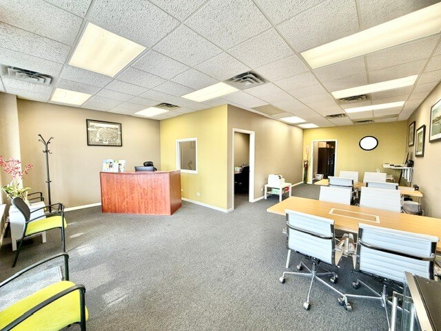 More Photos Of 300-368 Sundown Rd, South Elgin Storefront For Lease