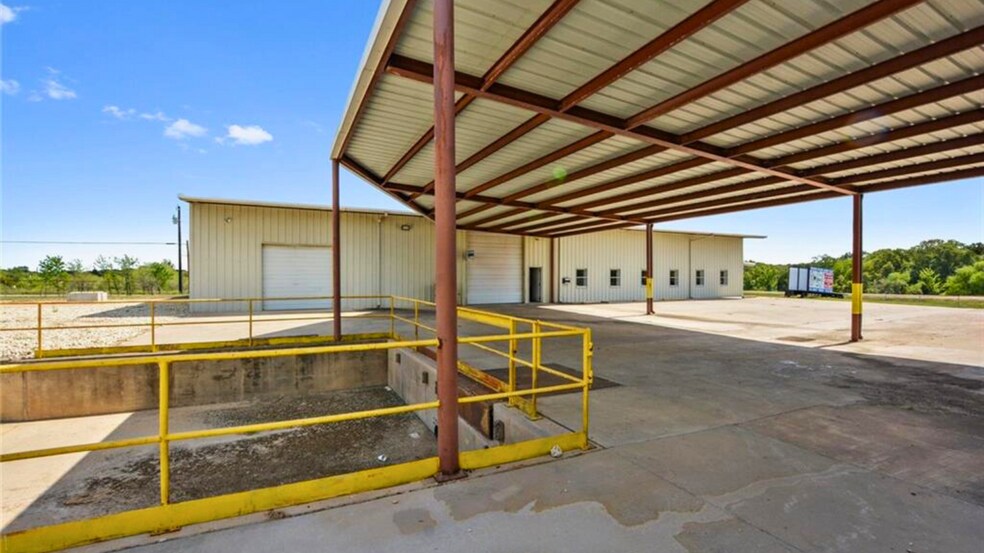 More Photos Of 4146 W US Highway 79, Rockdale Warehouse For Sale