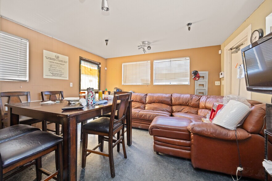 More Photos Of 620 E 2nd St, Santa Ana Service For Sale