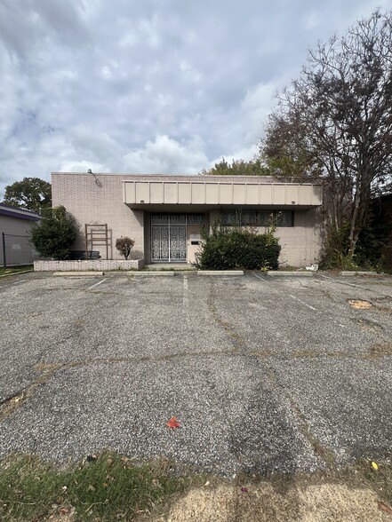 Primary Photo Of 966 Eh Crump Blvd, Memphis Medical For Sale