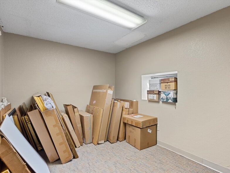 More Photos Of 102 S Main St, Cleburne Office For Sale
