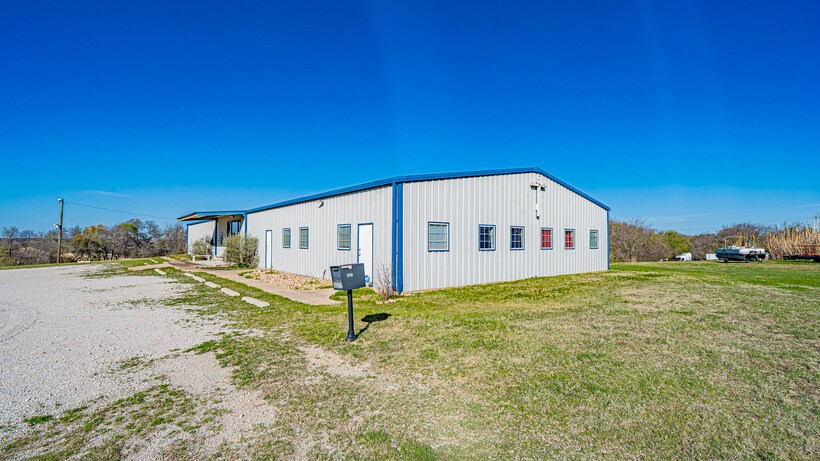 More Photos Of 3577 N FM 51, Weatherford Showroom For Sale