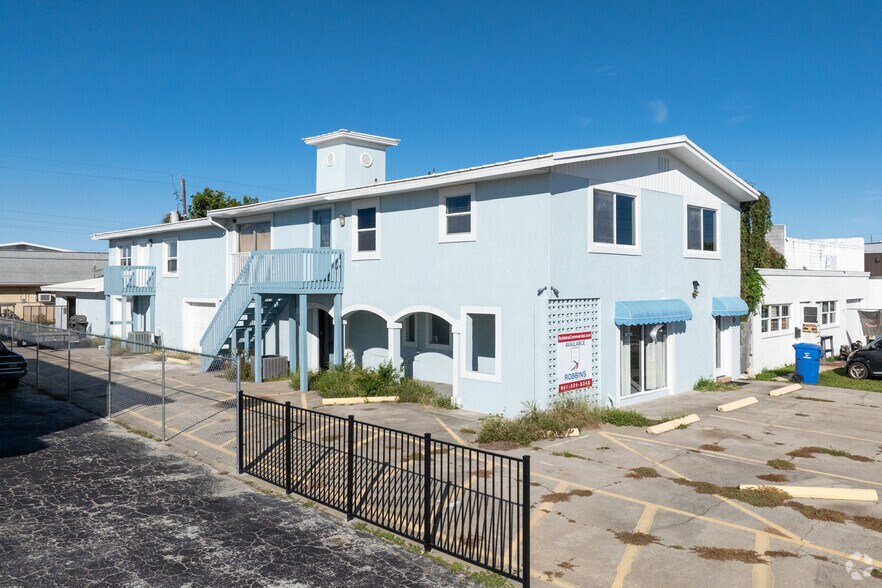 More Photos Of 236 Grove St S, Venice Freestanding For Sale