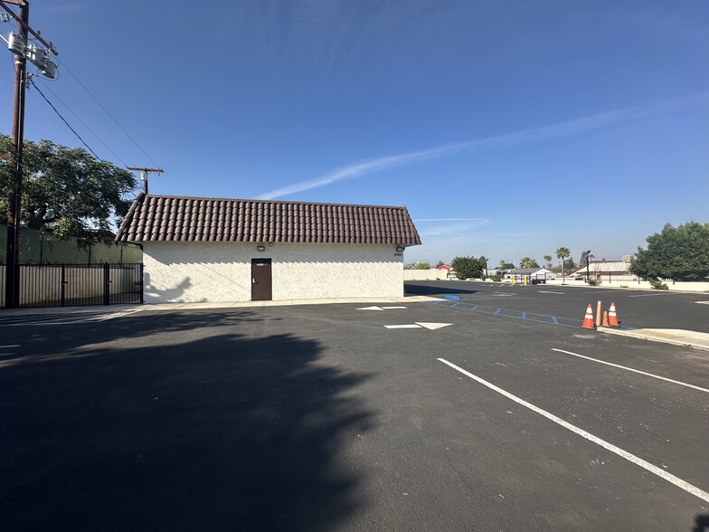 More Photos Of 10323 Cypress Ave, Riverside Restaurant For Lease