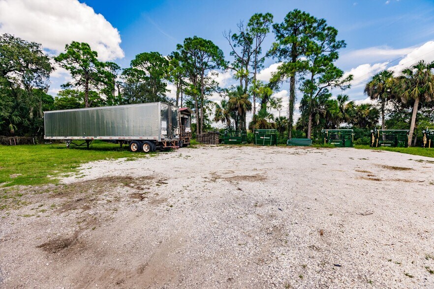More Photos Of 19431 Palm Beach Blvd, Alva Flex For Lease