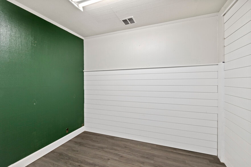 More Photos Of 1005 Main St, Buhl Storefront Retail Residential For Sale