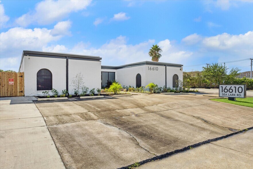 More Photos Of 16610 Sea Lark Rd, Houston Office For Lease