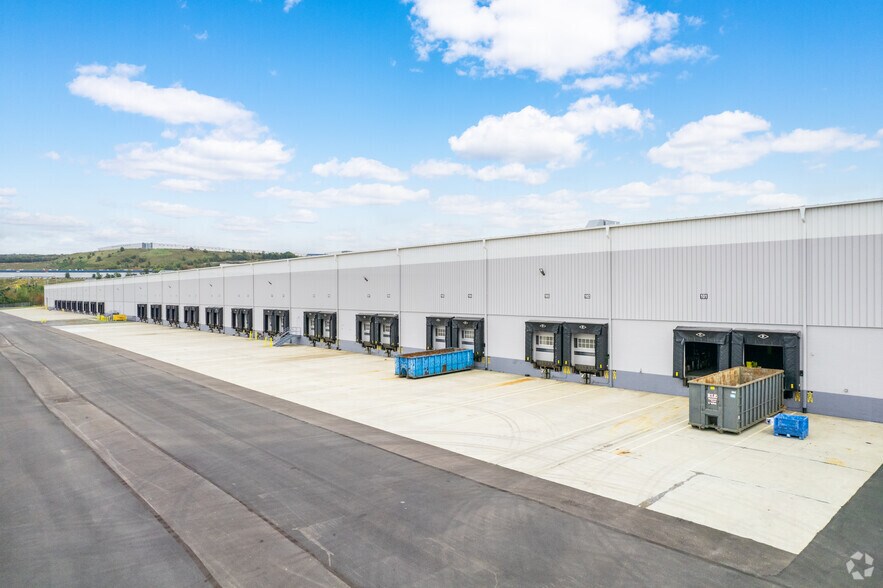 More Photos Of 325 Centerpoint Blvd, Jenkins Distribution For Lease