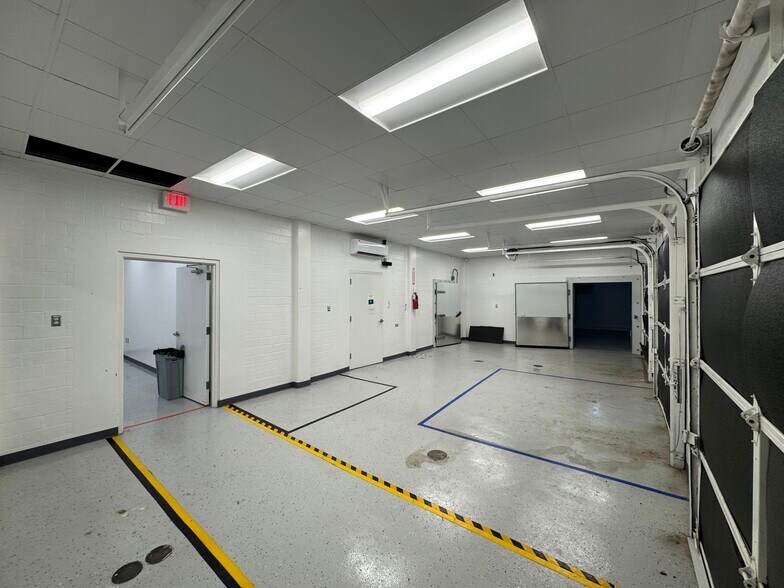 More Photos Of 1403 E Houston St, San Antonio Flex For Lease