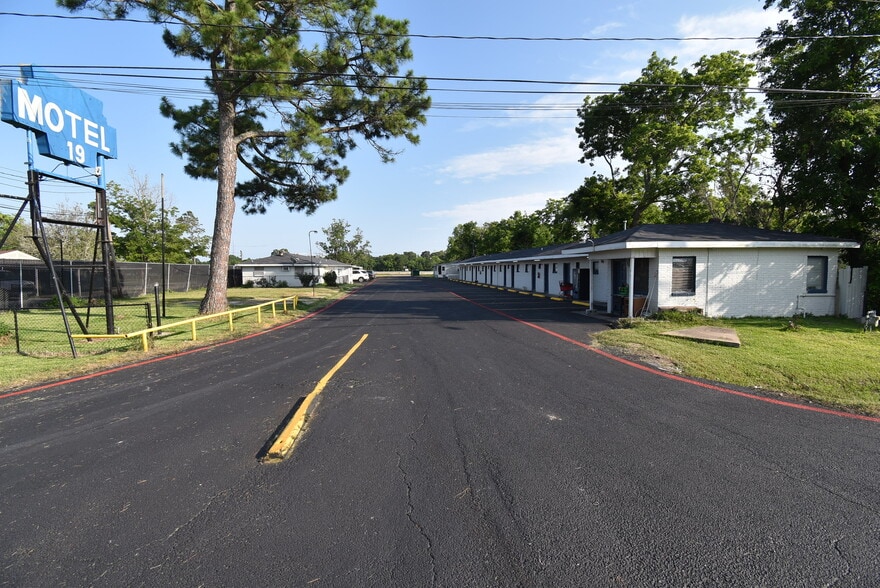Primary Photo Of 3401 N Alexander Dr, Baytown Hotel For Sale