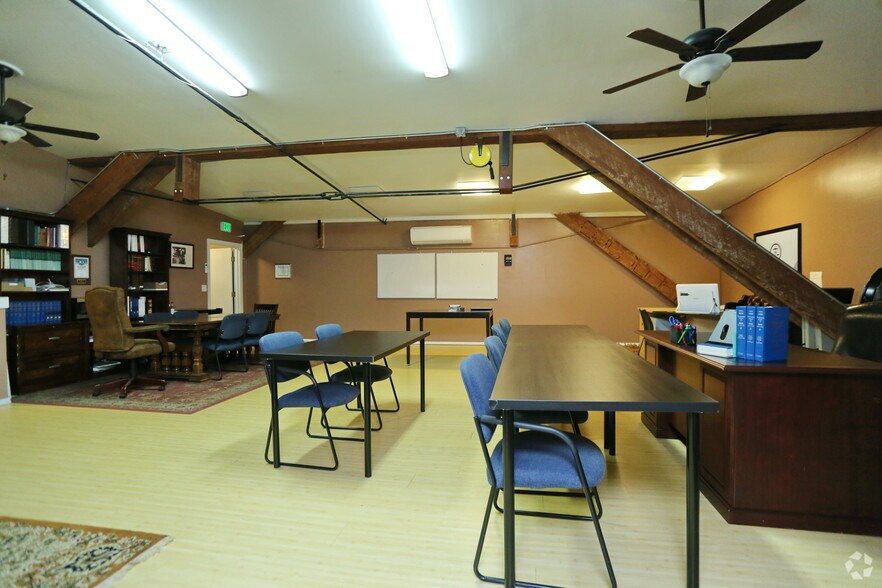 More Photos Of 1828 Franklin St, Bellingham Showroom For Sale