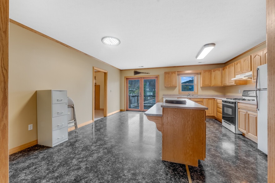 More Photos Of 154 Bridge St, Junior Restaurant For Sale