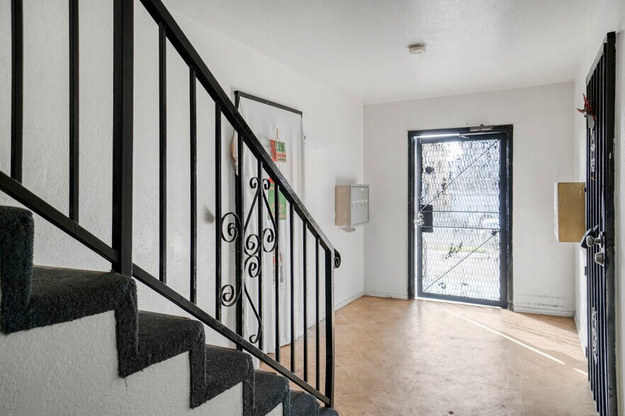 More Photos Of 211 E 55th St, Los Angeles Apartments For Sale