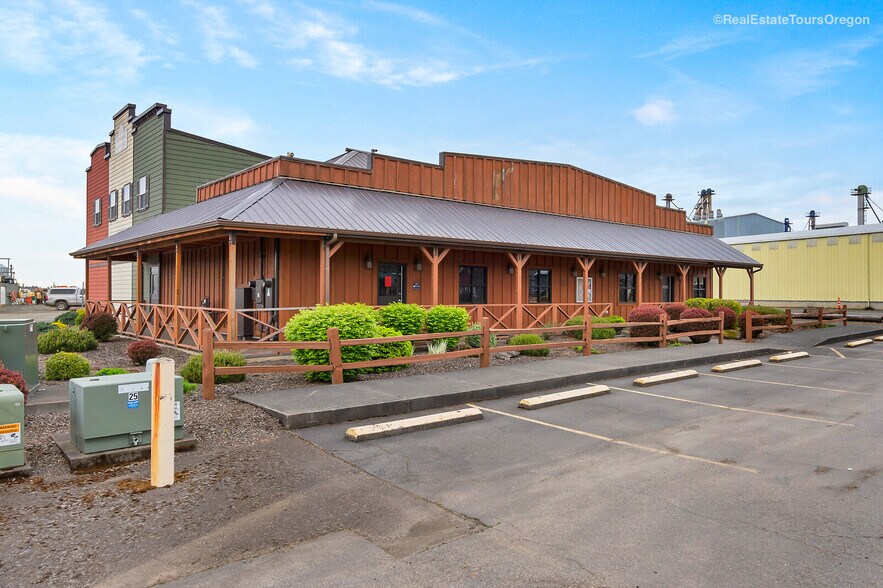 More Photos Of 10791 Oak St NE, Donald Showroom For Sale