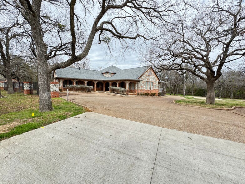 More Photos Of 703 Main St, Lake Dallas Showroom For Sale