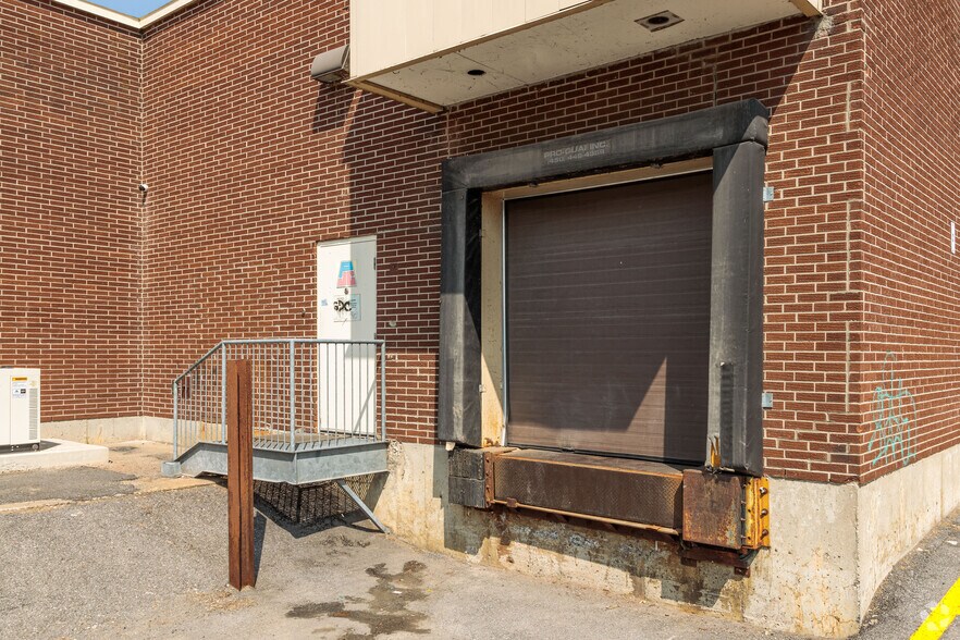 More Photos Of 2600 Rue Victoria, Montréal Freestanding For Lease