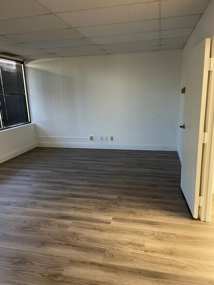 More Photos Of 315 Arden Ave, Glendale Office For Sale