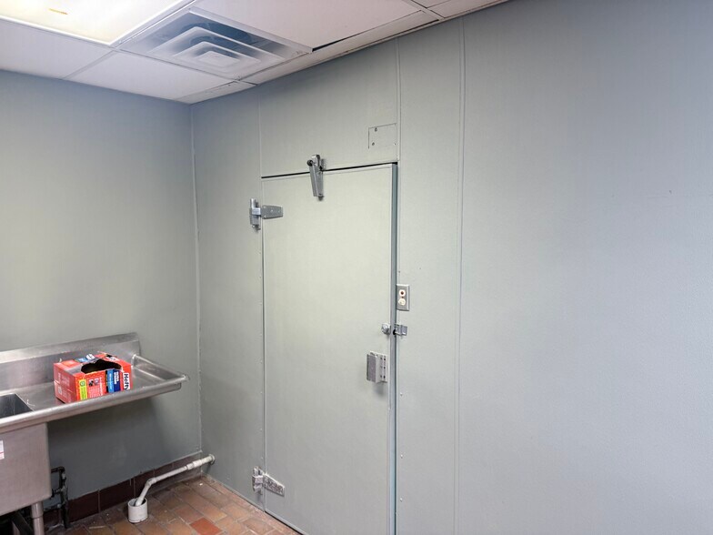 More Photos Of 2214 Lindyview Rd, Bellevue Fast Food For Sale