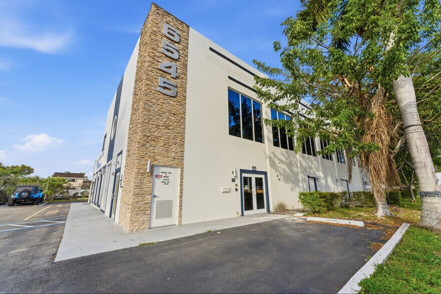 More Photos Of 6545 NW 169th St, Hialeah Medical For Sale