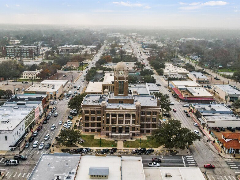 More Photos Of 104 S Main St, Cleburne Office For Sale