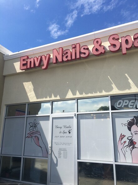 More Photos Of 9600 66th St N, Pinellas Park General Retail For Lease