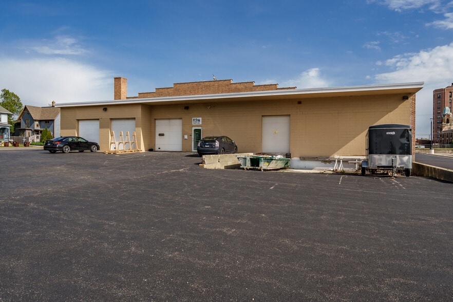 More Photos Of 208-210 Kishwaukee St, Rockford Light Distribution For Sale