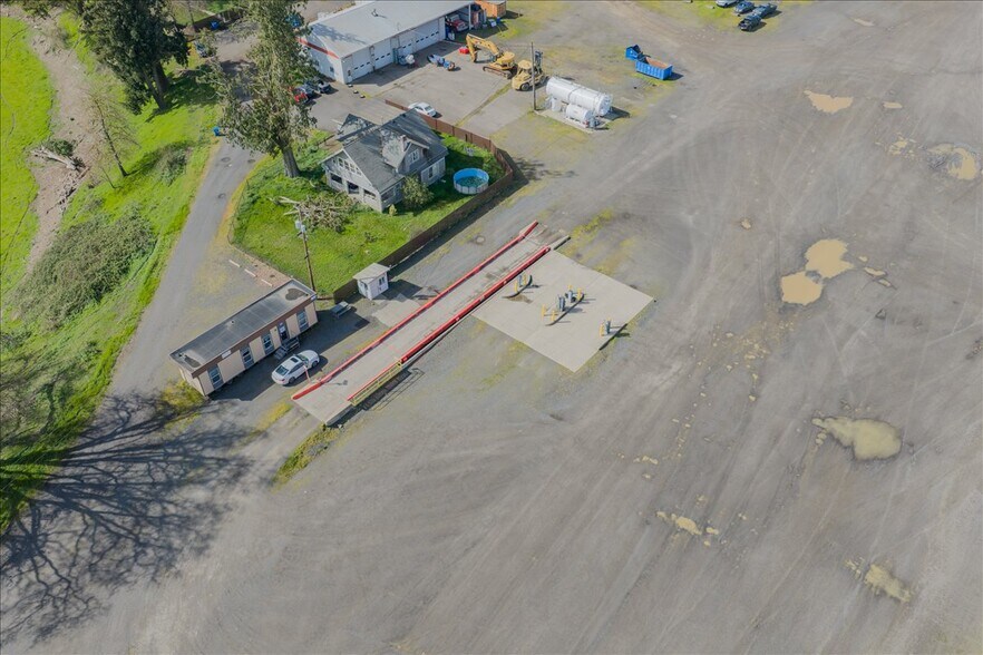 More Photos Of 6011 Grinde Ln NE, Silverton Flex For Lease