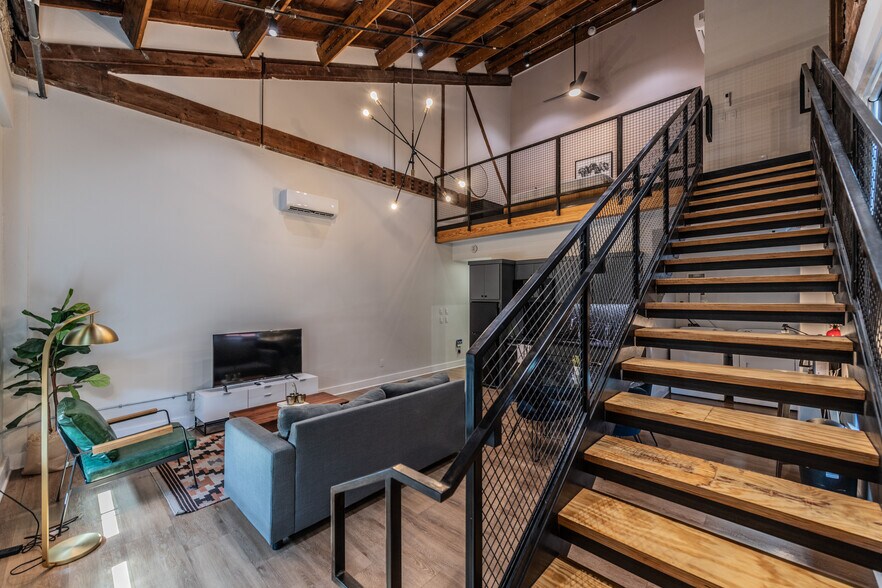 More Photos Of 1405 S Flores St, San Antonio Storefront Retail Residential For Sale