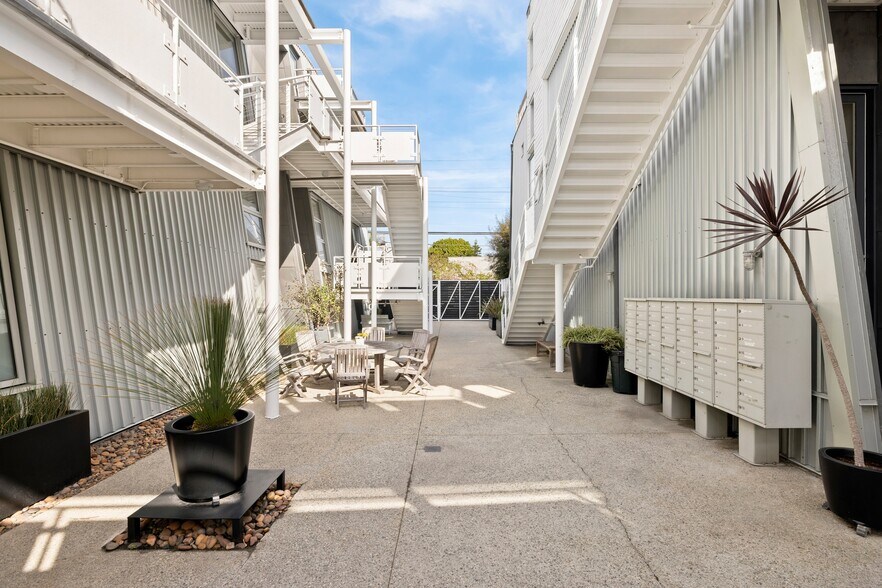 More Photos Of 615 Hampton Dr, Venice Apartments For Sale