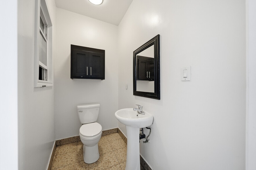 More Photos Of 4373 Telegraph Rd, Los Angeles Distribution For Lease