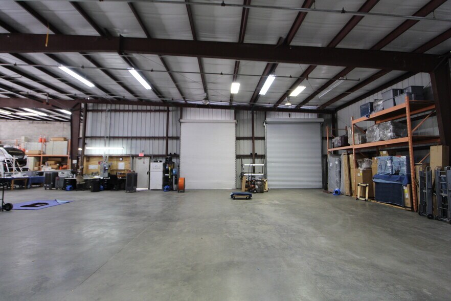More Photos Of 2499 Porter Lake Dr, Sarasota Warehouse For Lease