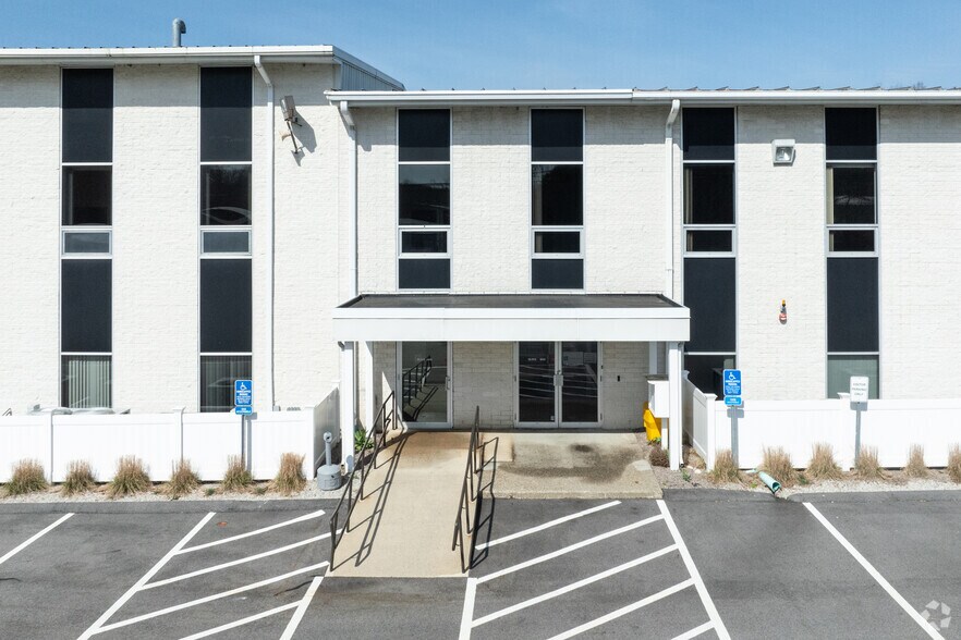 More Photos Of 40 Washington St, Westborough Research And Development For Lease