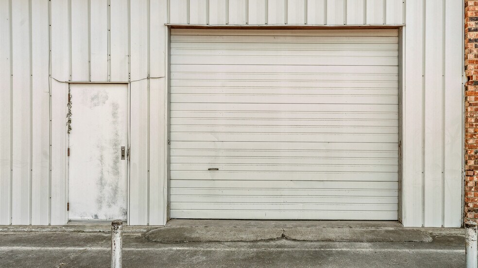 More Photos Of 2751 E Davis St, Conroe Freestanding For Sale