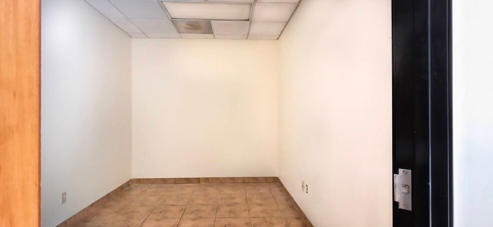 More Photos Of 7678 E Greenway Rd, Scottsdale Light Distribution For Lease