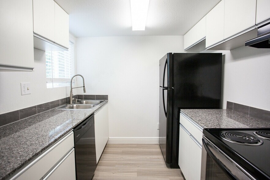 More Photos Of 1991 Delowe Dr SW, Atlanta Apartments For Sale